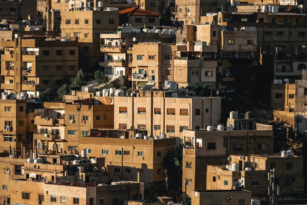 بيوت عمّان الحجرية على تلّة تحت ضوء العصر الذهبي